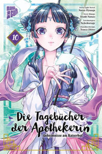 Maomao wurde von Jinshi damit beauftragt, die „Mondfee“ ausfindig zu machen. Diese sagenumwobene Kurtisane soll viele Jahre zuvor den Abgesandten eines verbündeten Königreichs in ihren Bann gezogen haben. Nun haben die Enkelinnen dieses Abgesandten ihren